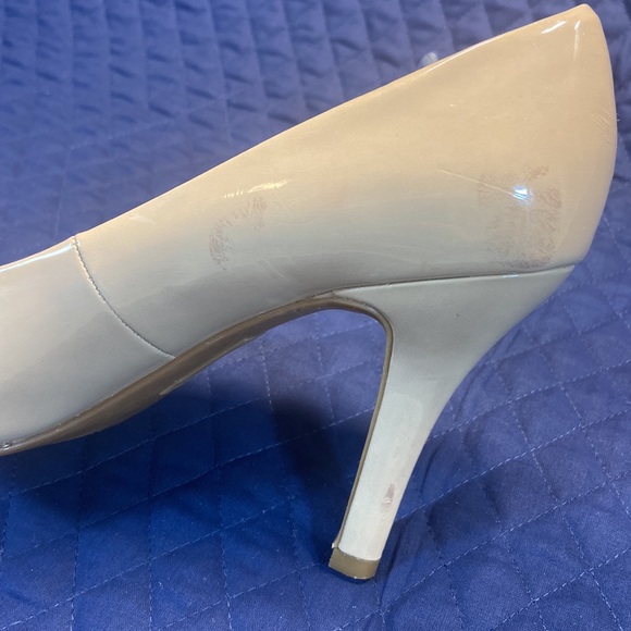 9 & CO. Patent Round Toe 4” Heels. Size 9.5. Neutral Beige. Man Made Materials. - Picture 9 of 10